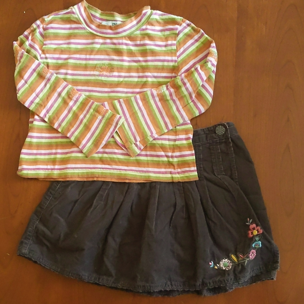 Adorable girls size 5 embroidered top and skort outfit. Purchased in Quebec.